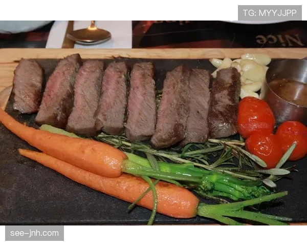 伊布退役后天天喝红酒配牛排,这身材管理是认真的吗? 伊布退役后天天喝红酒配牛排,这身材管理是认真的吗?